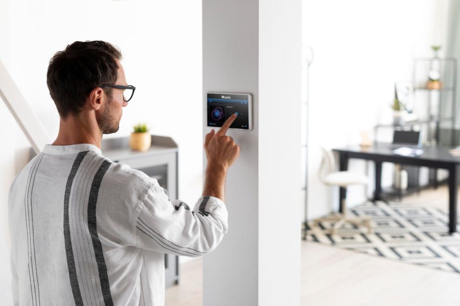 mann mit smart home control in raum